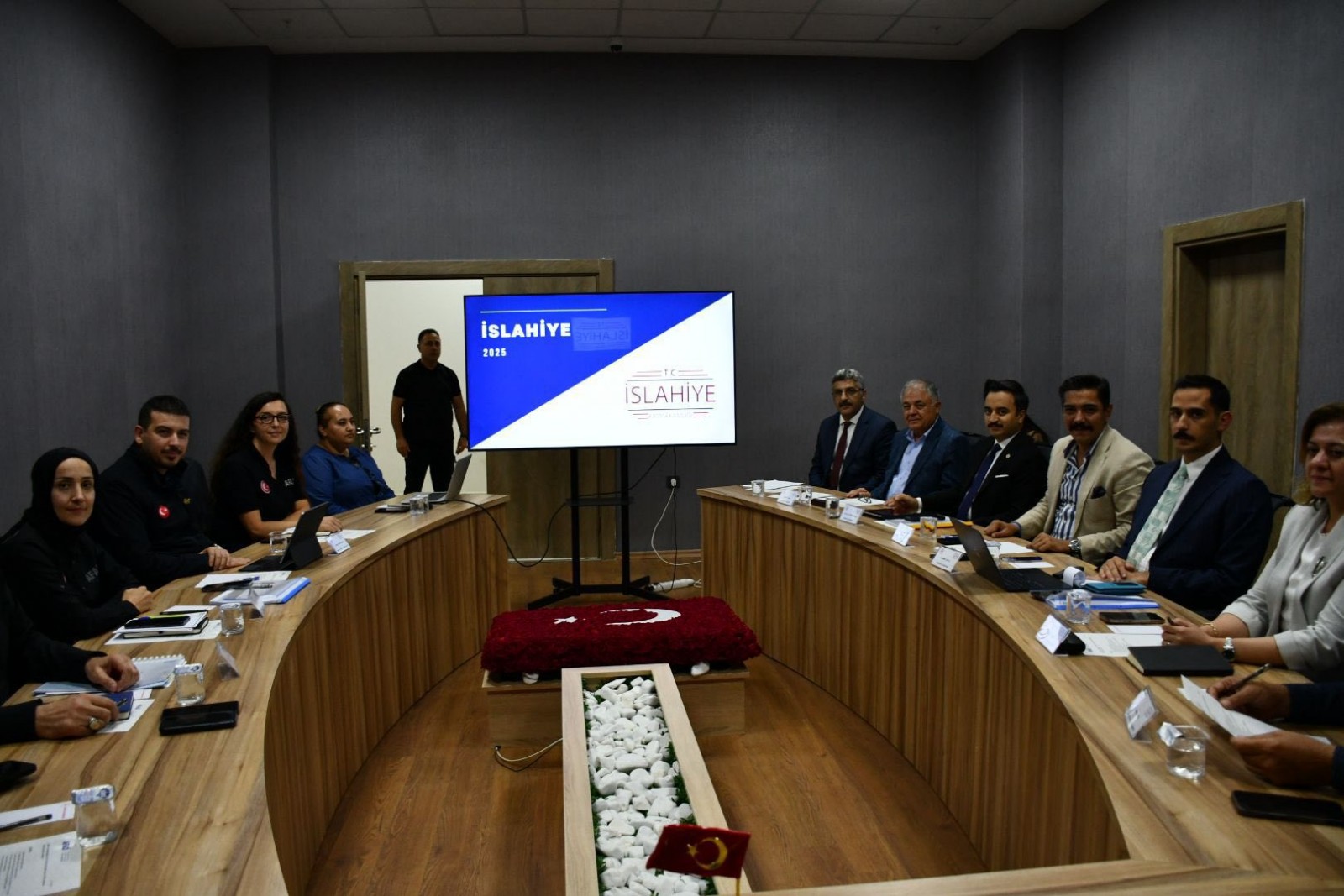AFAD'DA HAK SAHİPLİĞİ VE BARINMA ÇALIŞMALARI ÜZERİNE     TOPLANTI GERÇEKLEŞTİ