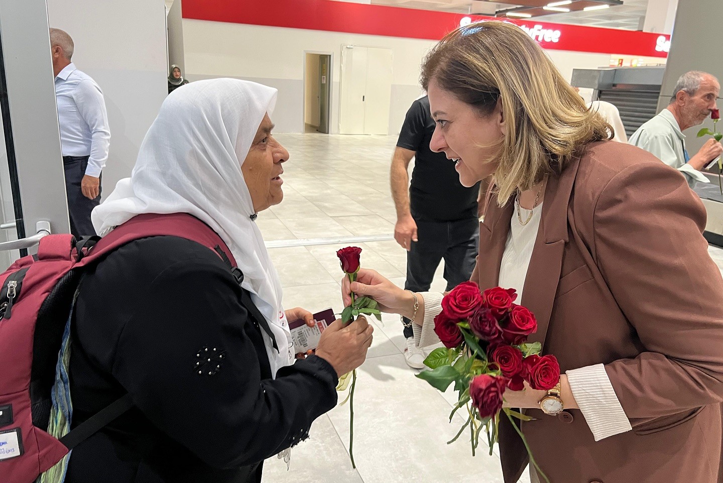 UMREDEN DÖNENLERE YILMAZDAN KARŞILAMA