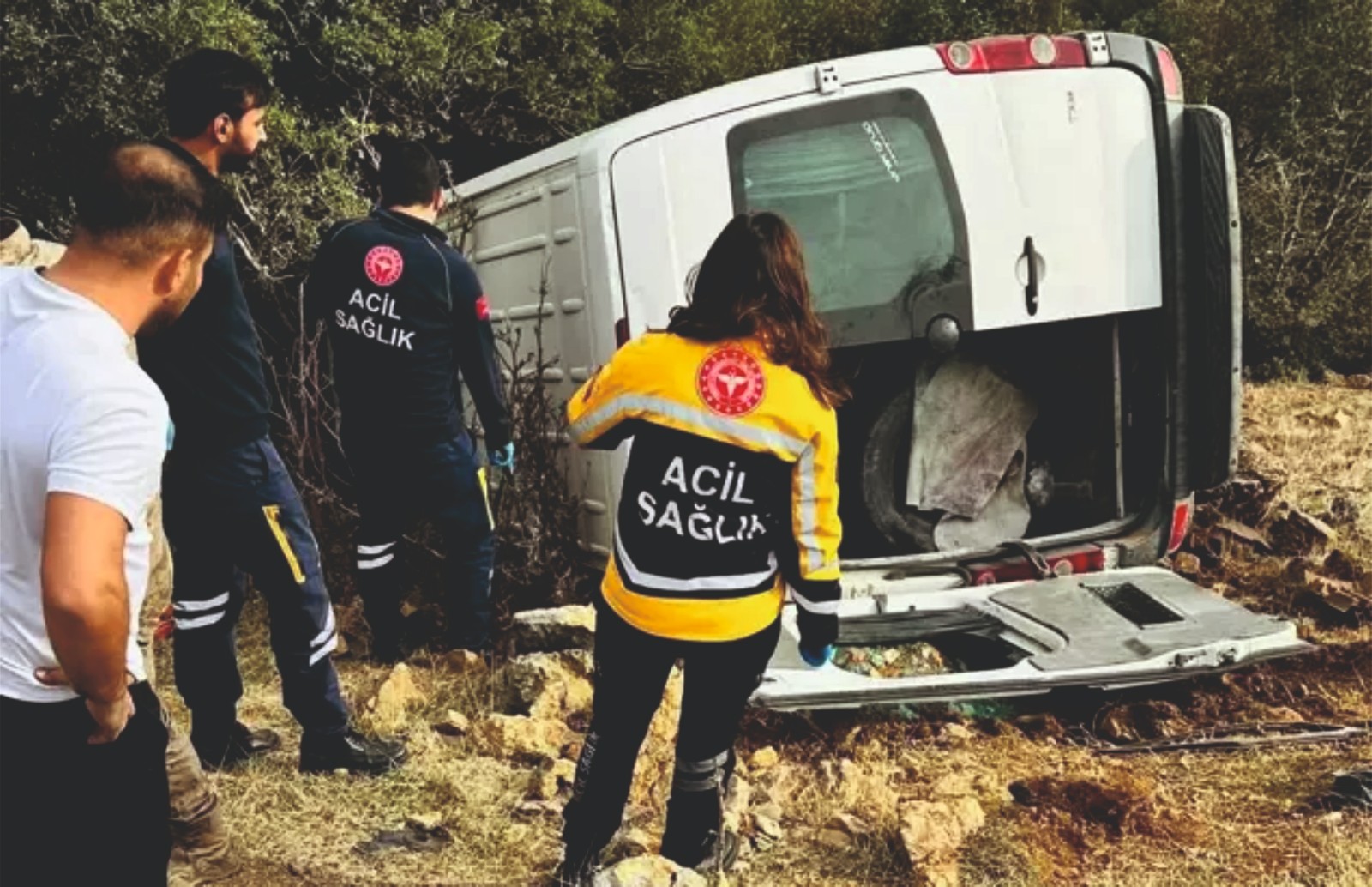 MİNİBÜS ŞARAMPOLE DEVRİLDİ: 1 ÖLÜ, 3 YARALI