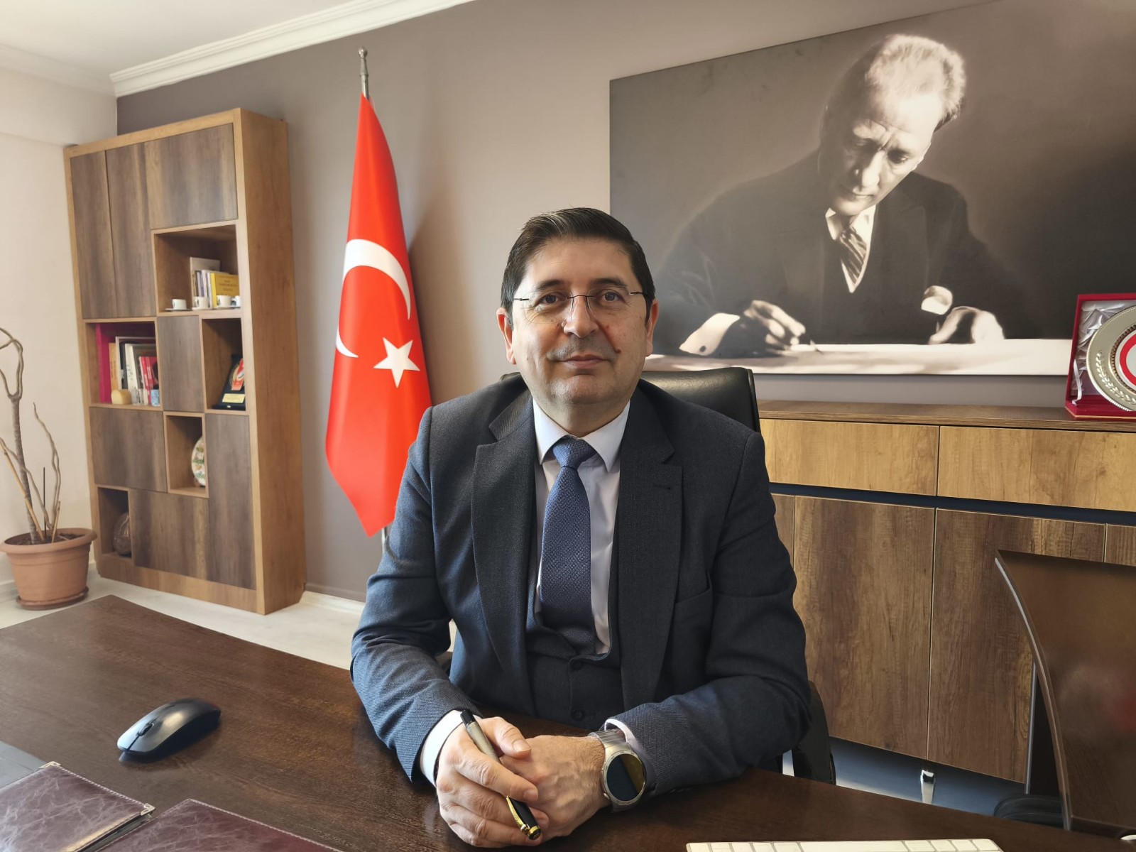 ZOR: TUTUKLU GAZETECİLERE DESTEK VERDİ