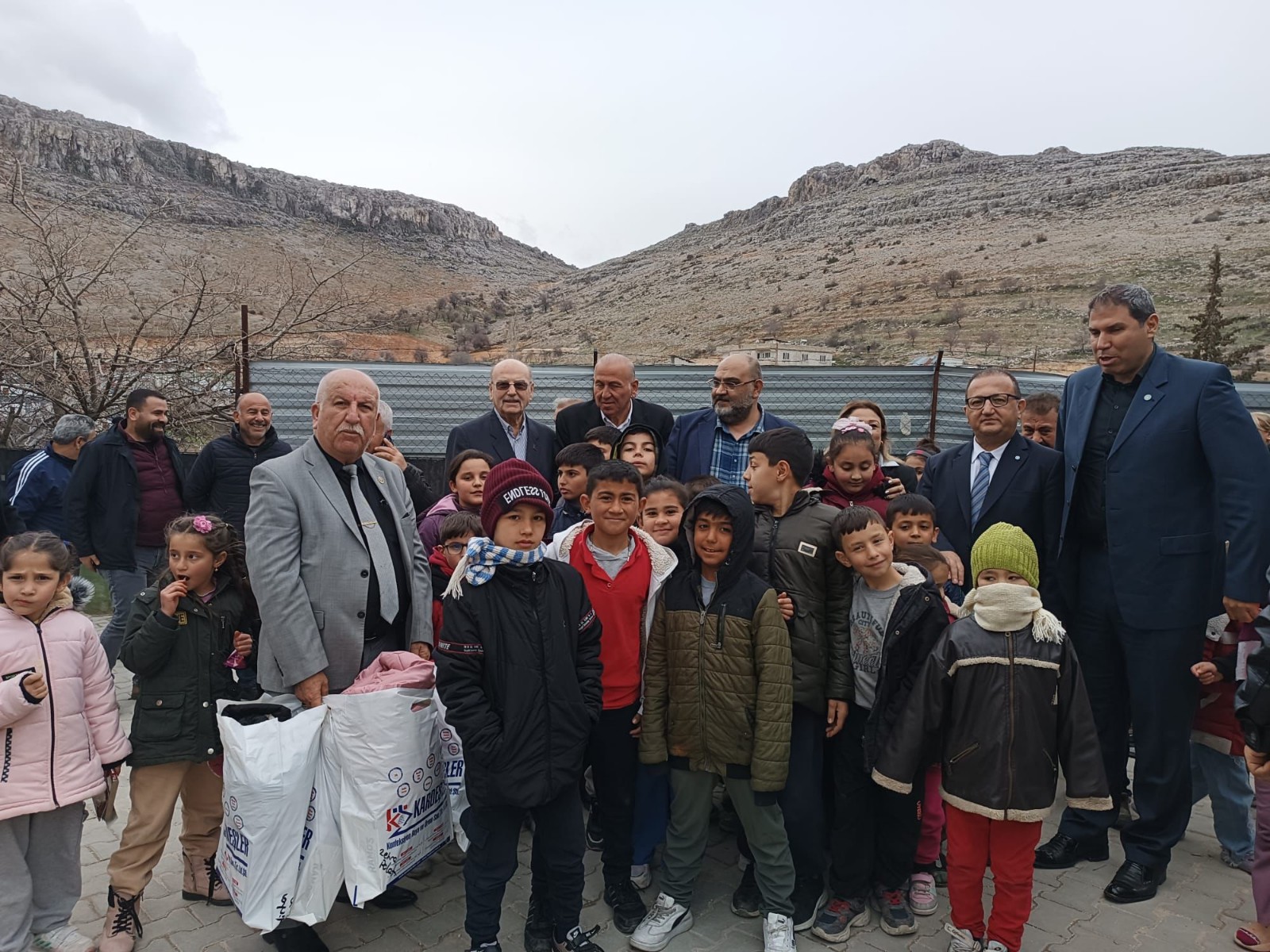 İYİ PARTİDEN ÇOCUKLARA KIYAFET YARDIMI