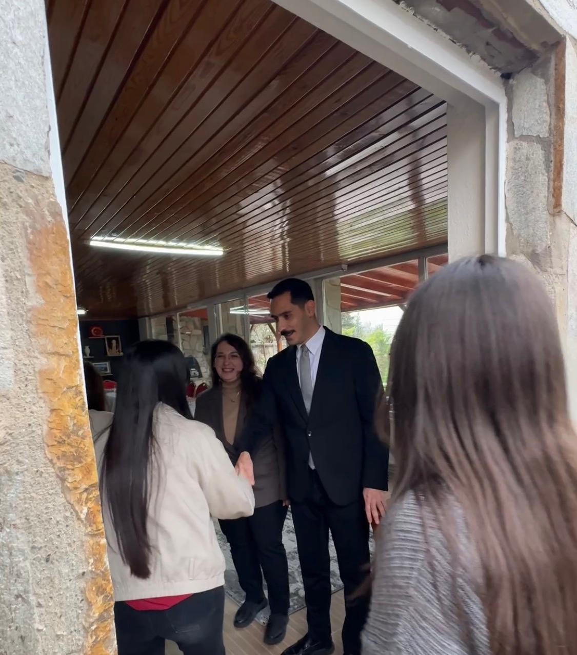 KİTAP KLÜBÜ ÖĞRENCİLERİNDEN KAYMAKAM SOYLU'NUN EVİNE ZİYARET