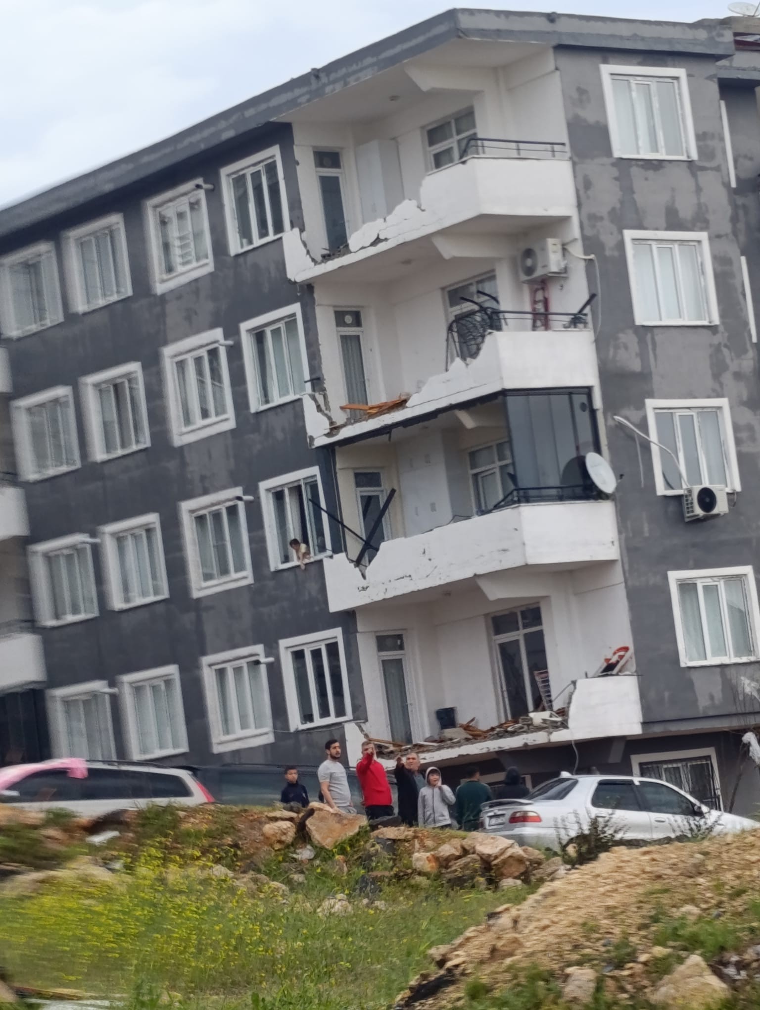 GAZİANTEP’TE FIRTINA YIKTI GEÇTİ! TABELALAR ÇÖKTÜ