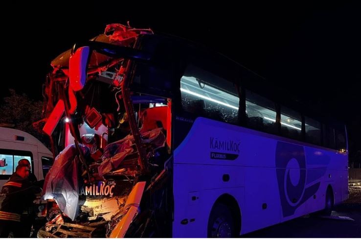 YOLCU OTOBÜSÜ TIRA ARKADAN ÇARPTI