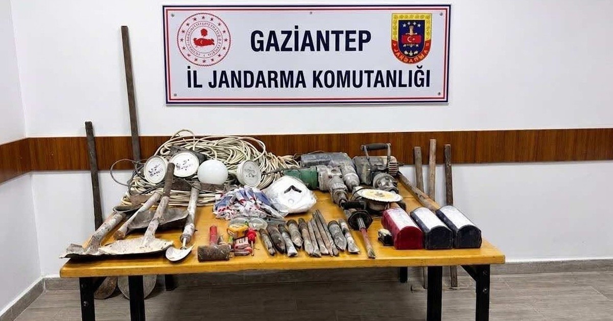 İZİNSİZ DEFİNE KAZISI YAPAN 4 KİŞİ YAKALANDI