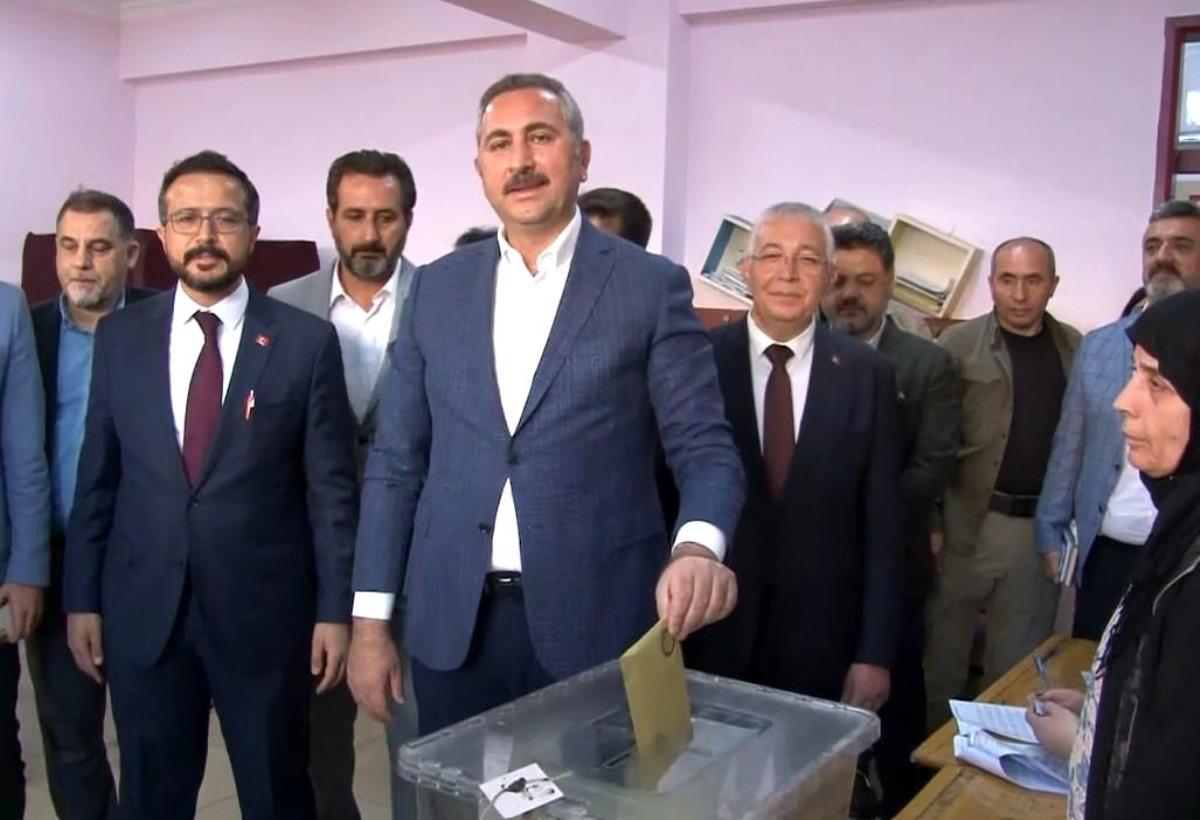Abdulhamit Gül: Seçim sonuçları Türkiye’ye demokrasi dersi verenlere cevap oldu